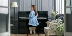Piano hybride Kawai NV6 avec joueur assis