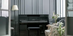 Piano hybride Kawai NV6 avec banquette dans le salon