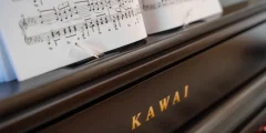 Logo Kawai CA 701 et notes sur piano numérique