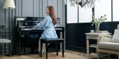 Piano hybride Kawai NV6 avec joueur assis