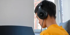 Kawai CA 401 Spieler mit Kopfhörern am Digitalpiano