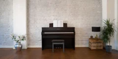 Piano numérique Kawai CA 701 avec partitions dans le salon