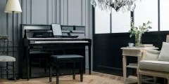 Piano hybride Kawai NV6 en noir dans un salon élégant