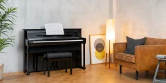 Piano numérique Kawai CA 901 avec partitions dans le salon