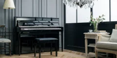 Piano hybride Kawai NV6 en noir dans un salon élégant