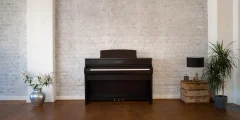 Piano numérique Kawai CA 701 au look bois foncé dans le salon