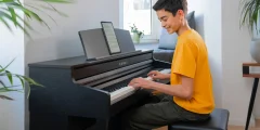 Person spielt auf dem Kawai CA 401 Digitalpiano mit geöffnetem Notenhalter