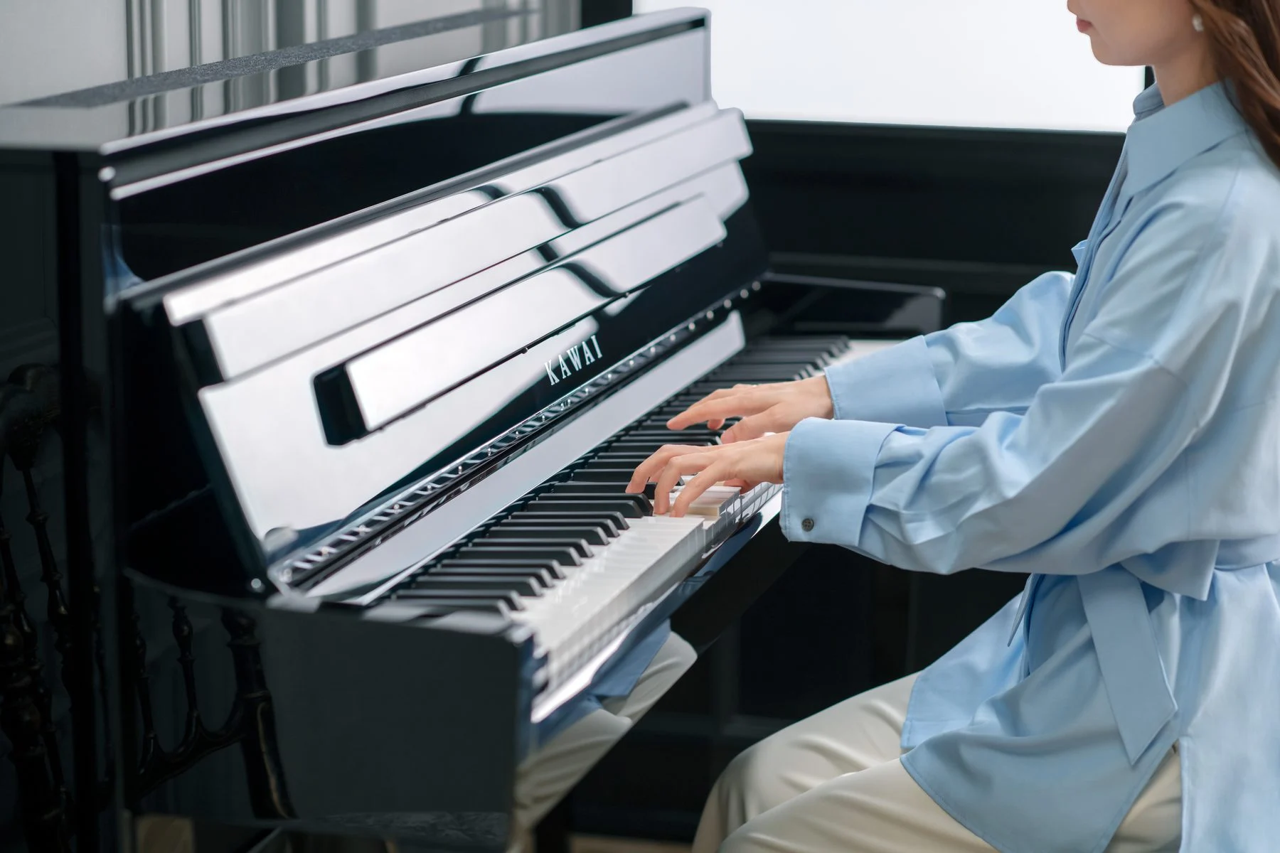 A pianist at the Kawai NOVUS NV6, showing its curved edges