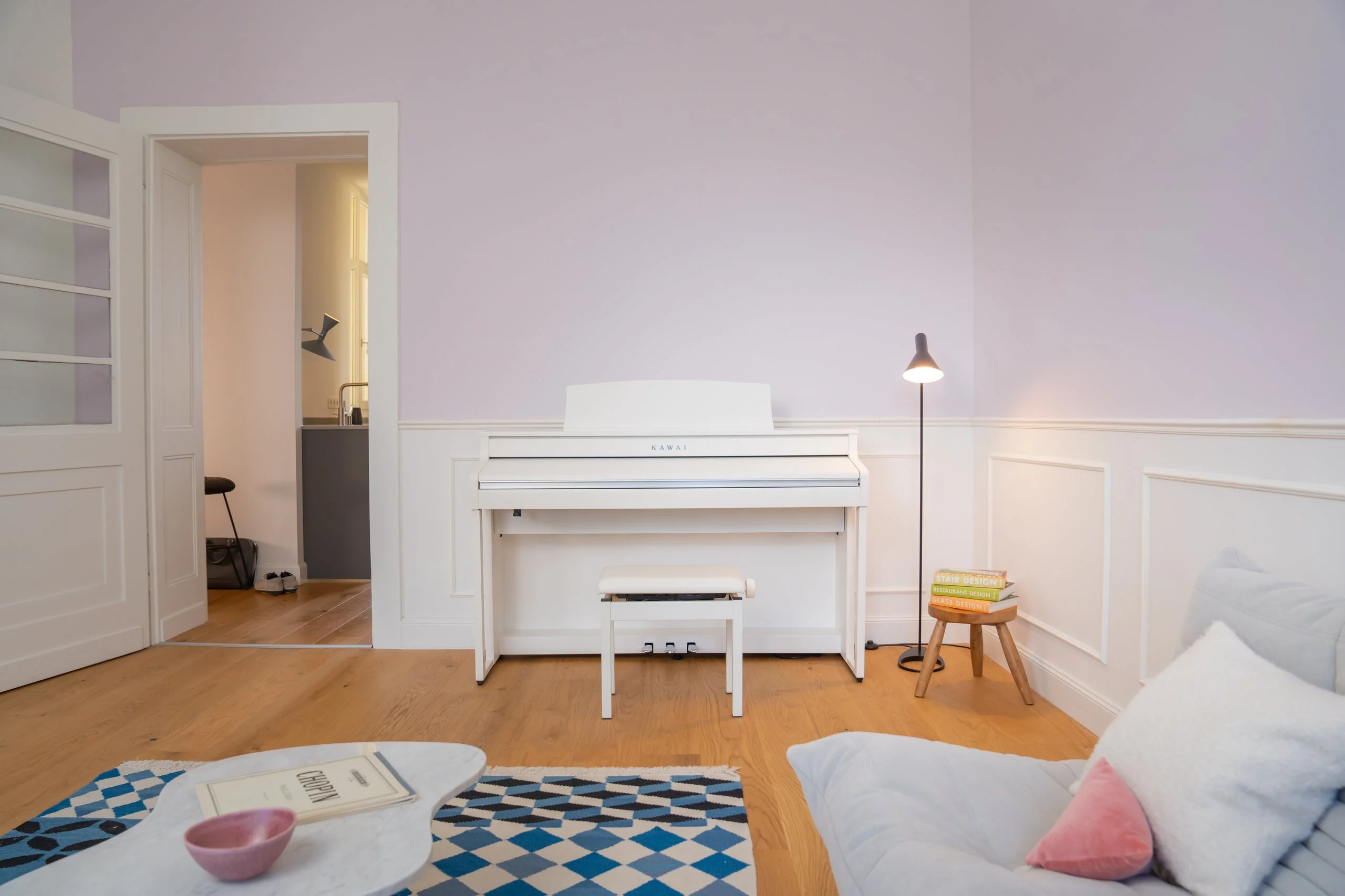 Kawai CA 501 Digitalpiano in Premium Weiß satiniert in einem hellen Wohnzimmer