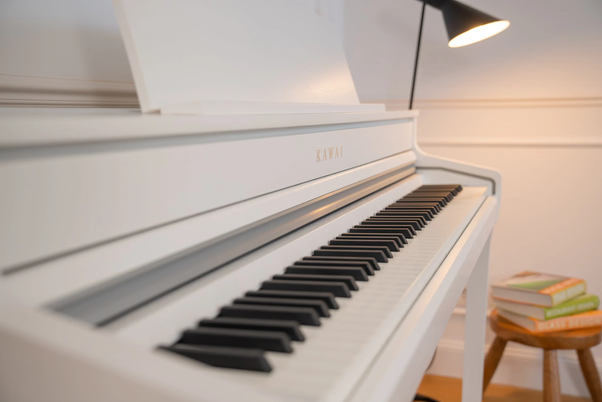 Nahaufnahme der Tastatur und des Gehäuses des Kawai CA 501