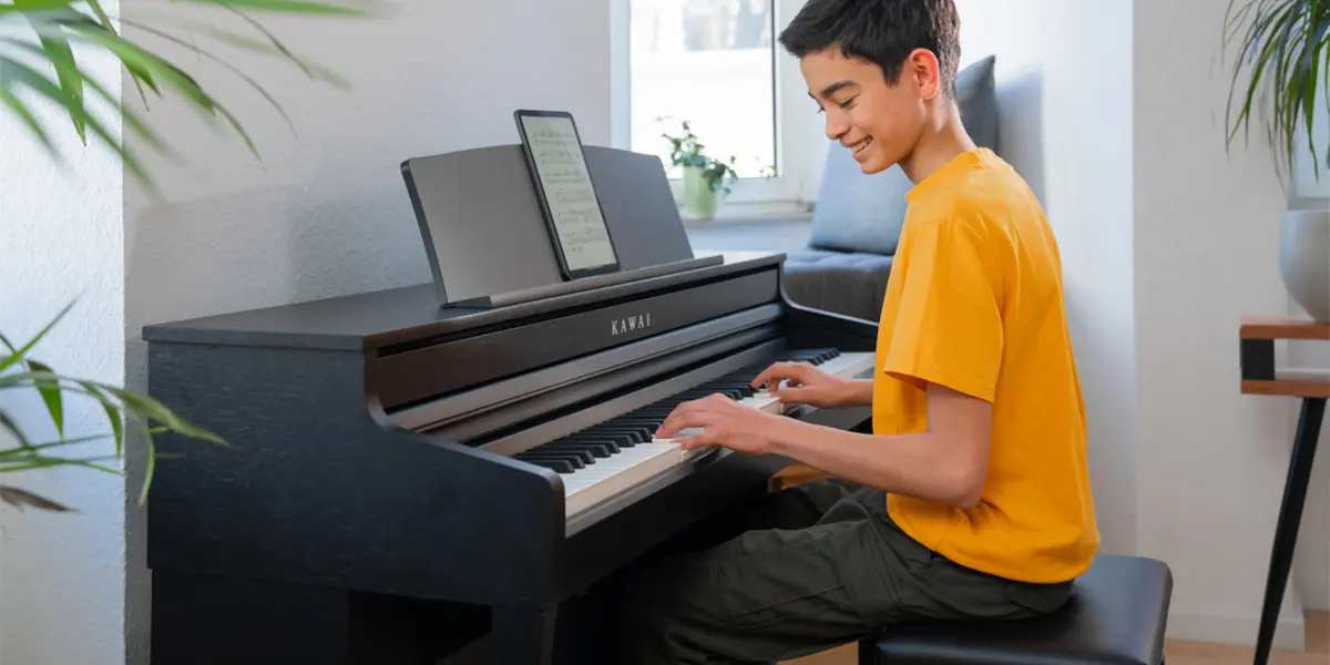 Person spielt auf dem Kawai CA 401 Digitalpiano mit geöffnetem Notenhalter