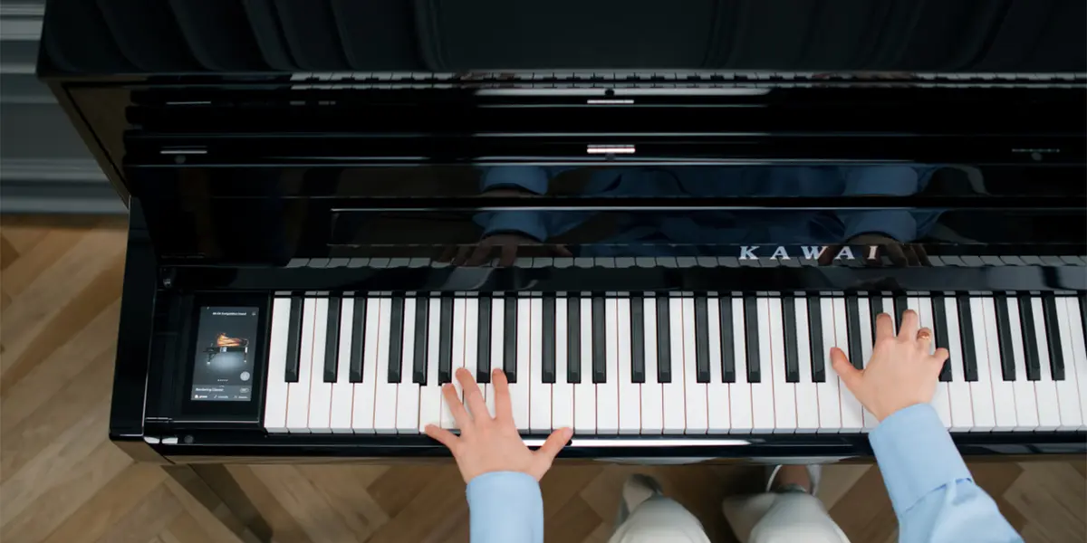 Kawai NV6 Klaviatur von oben mit Händen und Bedienfeld