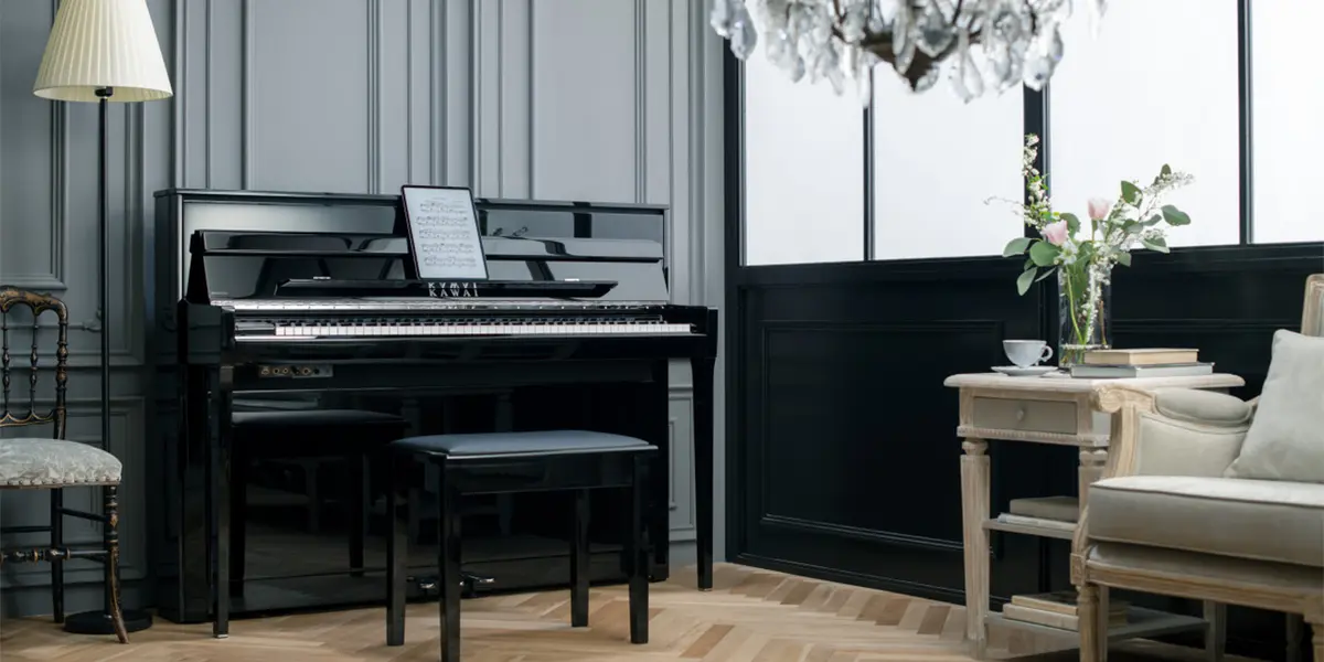 Kawai NV6 Hybridpiano in Schwarz im eleganten Wohnraum