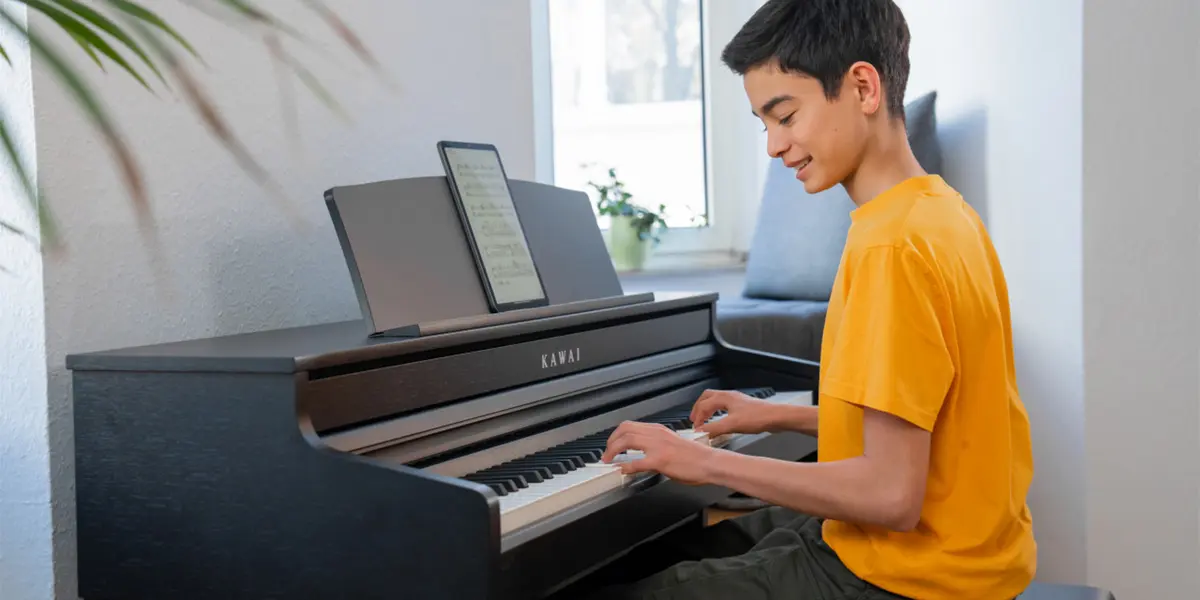 Person spielt seitlich am Kawai CA 401 Digitalpiano