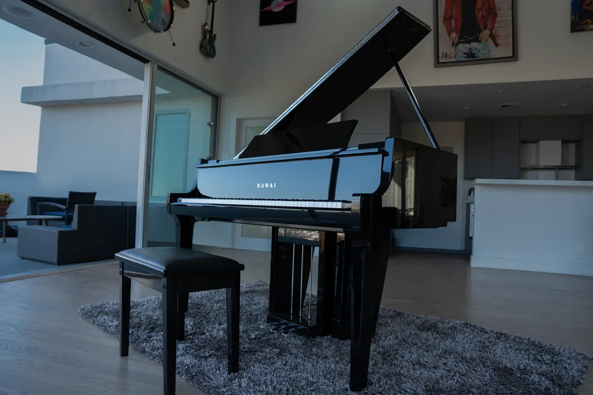 Kawai NV12 Hybridpiano in Schwarz im modernen Wohnraum