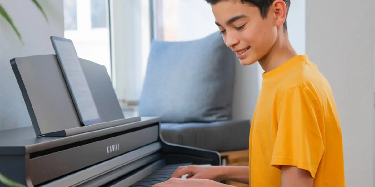 Person spielt lächelnd auf dem Kawai CA 401 Digitalpiano