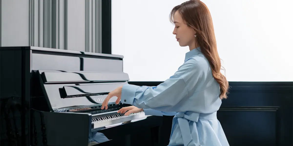 Kawai NV6 Hybridpiano wird von einer Frau gespielt