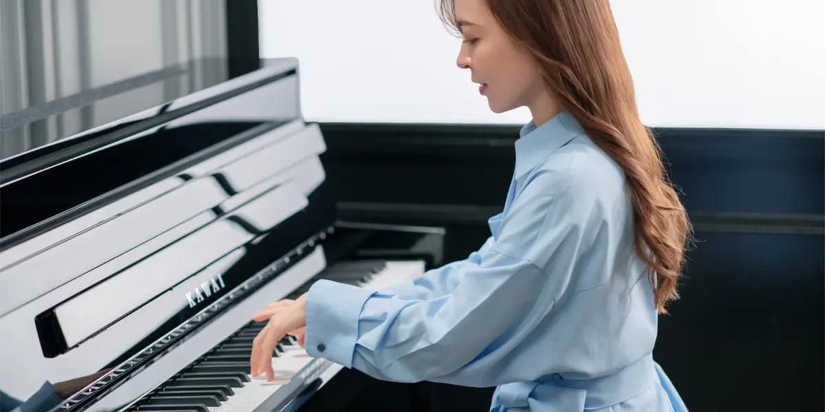 Kawai NV6 Hybridpiano wird gespielt
