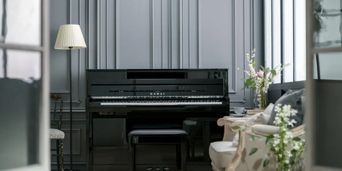 Kawai NV6 Hybridpiano mit Bank im Wohnraum